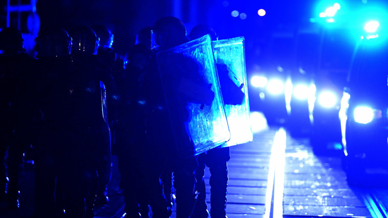 Polizisten in Schutzausrüstung laufen am vergangenen Freitag am Rande einer Demonstration im Leipziger Stadtteil Connewitz.