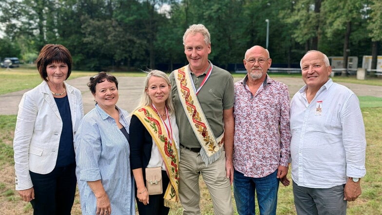 Die Sieger des Adlerschießens zum Kamenzer Forstfest: Kleinod Ilke Krebs, Marschallin Kerstin Klotz, Schützenkönigin Manuela Becker-Elitzsch, Schützenkönig Peter Boxberger, Marschall Bernd Anskat und Kleinod Uwe Kleditsch (v.l.).