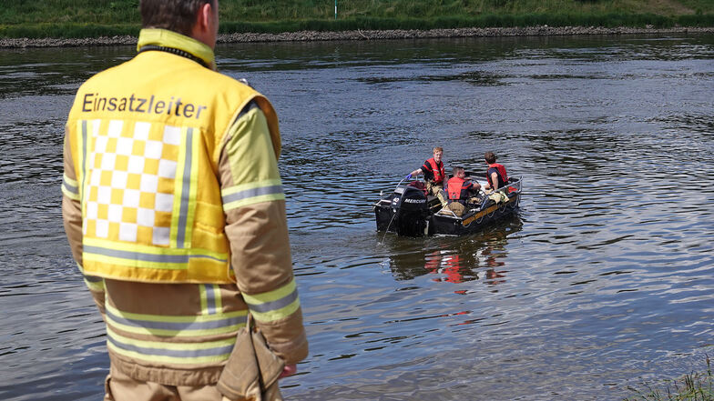 Die Feuerwehr suchte mit einem Boot nach dem Mann.