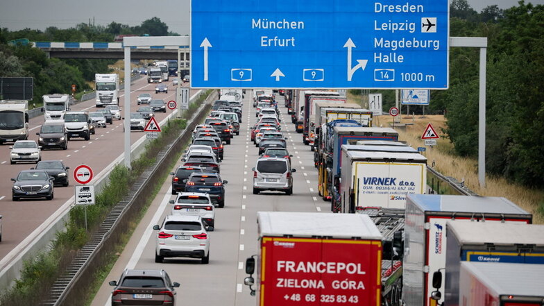 Auf der A9 bei Schkeuditz ereignete sich am Montag ein Verkehrsunfall, bei dem die Einsatzkräfte nur schwer zur Unfallstelle vordringen konnten (Symbolbild).