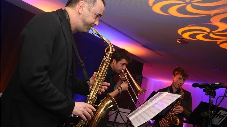 Der Pirnaer Saxophonist Frank Nestler (l.) sowie die Jazzband der Musikschule Sächsische Schweiz um Rolf Schindler unterhielten die Gäste.