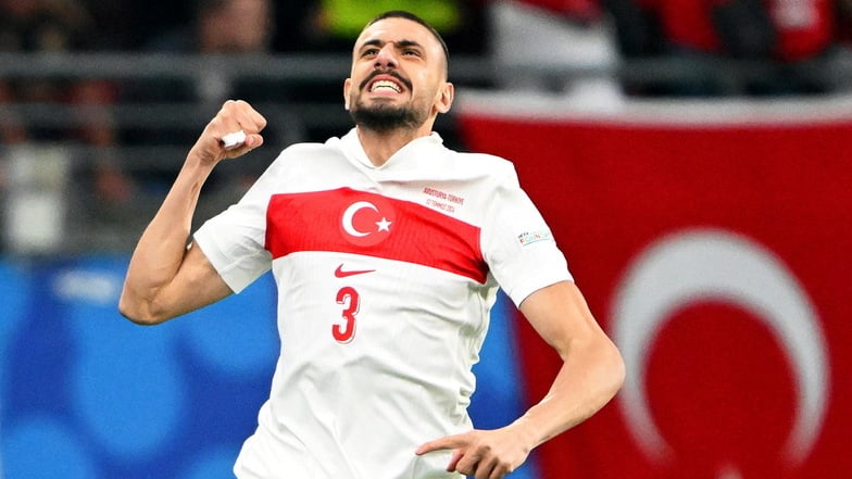 Merih Demiral von der Türkei jubelt über seinen besonders frühen Treffer zum 1:0 gegen Österreich.