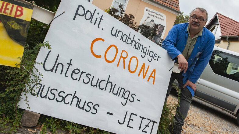 Gerald Bauer in Schönfeld an einem Corona-Protestplakat. Sieben hängen insgesamt im Ort.