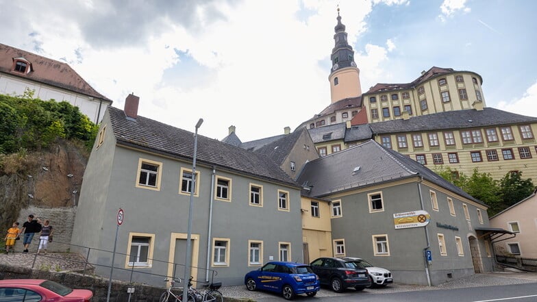 Oben Schloss Weesenstein, zu dessen Füßen die Schlossmühle. Nach fast 500 Jahren hat sie nun geschlossen.