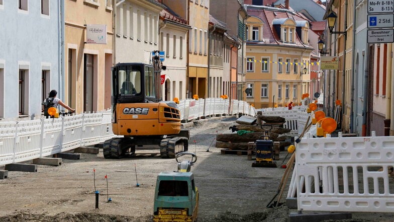 Der grundhafte Ausbau der Hoyerswerdaer Straße zwischen Töpferstraße und Bautzner Straße in Kamenz läuft noch bis Mitte September. Hier entlang führt aber auch die Umzugsstrecke zum Forstfest.