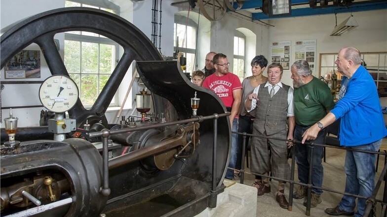 Dampfmaschine eingeweiht Die Kolbendampfmaschine wurde 1907 in einer Fabrik in Hirschberg gebaut. Der Dampfmaschinenverein Wilsdruff führte sie erstmals wieder vor.