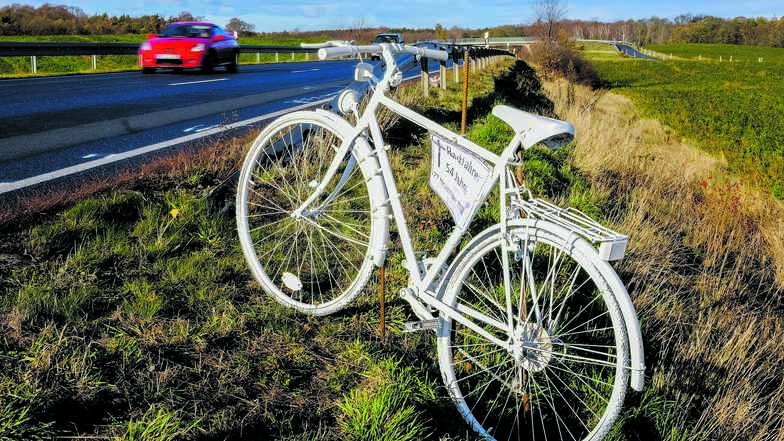 Ein weißes Fahrrad steht an der S81 zwischen Friedewald und Auer genau an der Stelle. wo Ende November vergangenen Jahres ein Radfahrer angefahren und tödlich verletzt worden war.