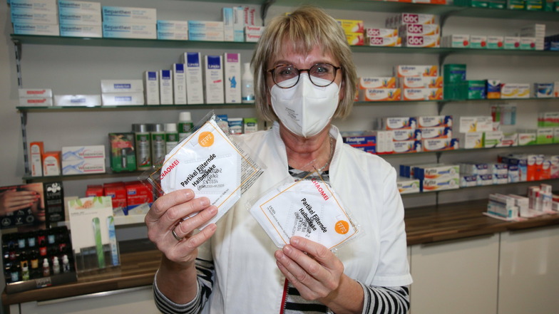 Ines Herrmann von der Apotheke in Ostrau hat am Dienstag noch auf die Bestellung der FFP2-Masken gewartet.