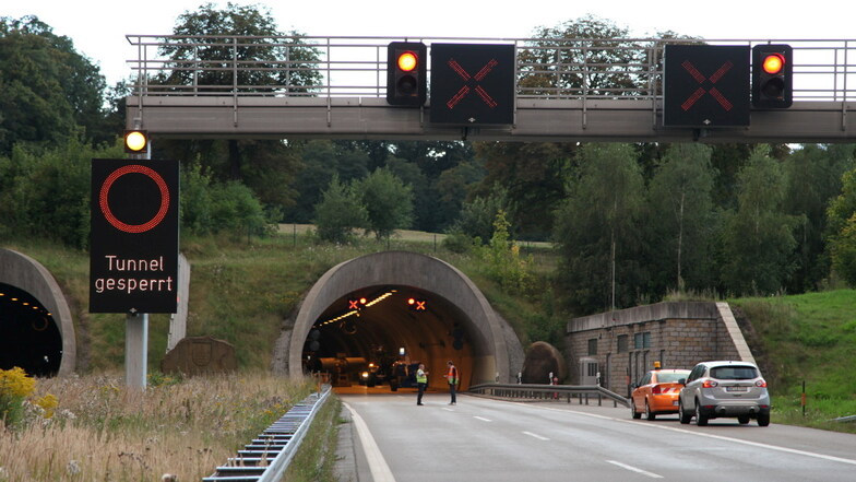 Kein Durchkommen ist am Sonnabendvormittag und nächste Woche. Zuerst üben die Rettungskräfte im Autobahntunnel, nächste Woche werden die Fahrspuren geschaffen.