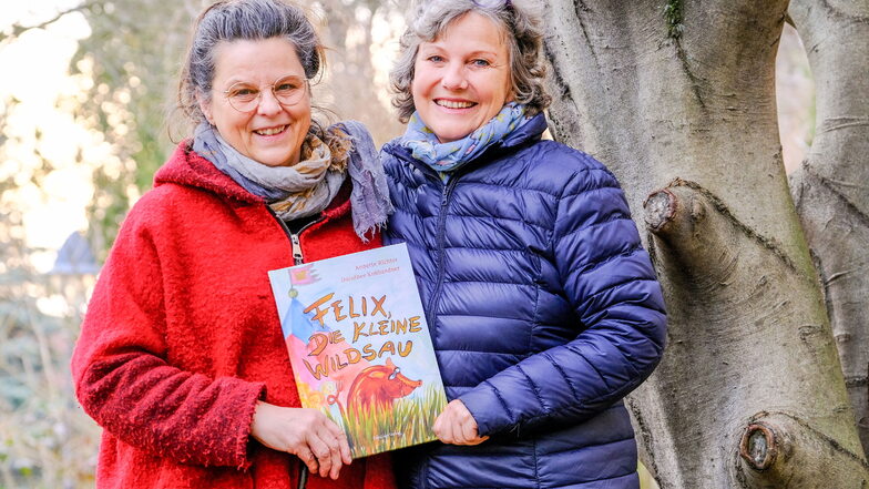 Annette Richter (r.) erzählt in ihrem neuen Kinderbuch "Felix und die kleine Wildsau" von ihren Erlebnissen mit einem Ferkel. Dorothee Kuhbandner hat die Geschichte illustriert.
