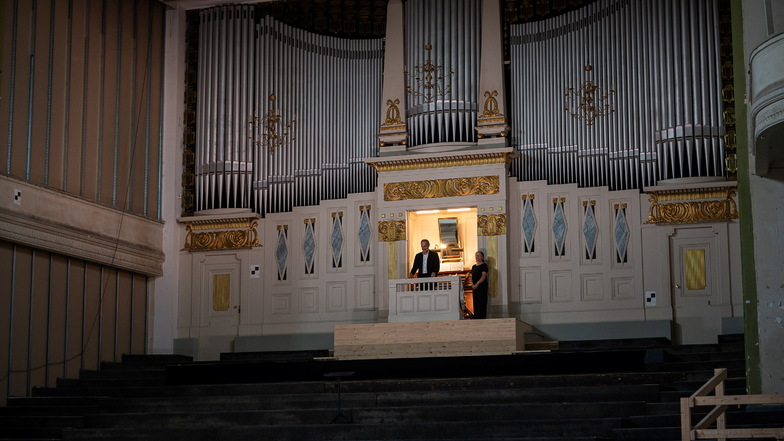 Kirchenmusikdirektor Reinhard Seeliger nimmt Abschied von der Sauerorgel, bevor das Pfeifenwerk ausgebaut wird.