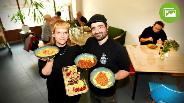 Tuomo Neumann und Evelin Birke zeigen das Speisenangebot im Bistro "Emilia".