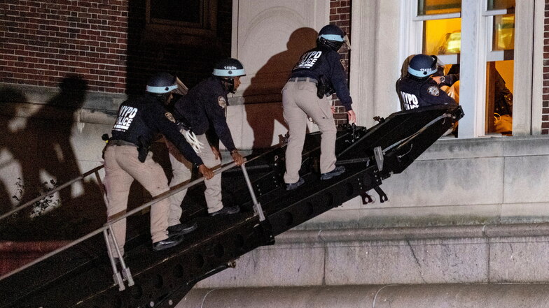 Mit einem taktischen Fahrzeug betritt die New Yorker Polizei eine obere Etage der Hamilton Hall auf dem Campus der Columbia University in New York, nachdem das Gebäude zuvor von Demonstranten besetzt worden war.