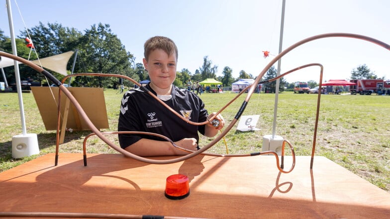 Kenneth Janke (11) übt sich am "heißen Draht" beim Verein "Einfach Kind sein".