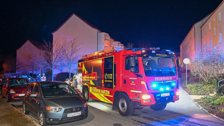 Durch das schnelle Eingreifen der Bautzener Berufsfeuerwehr konnte ein Mülltonnenbrand in Bautzen am Sonnabendabend in kurzer Zeit gelöscht werden.