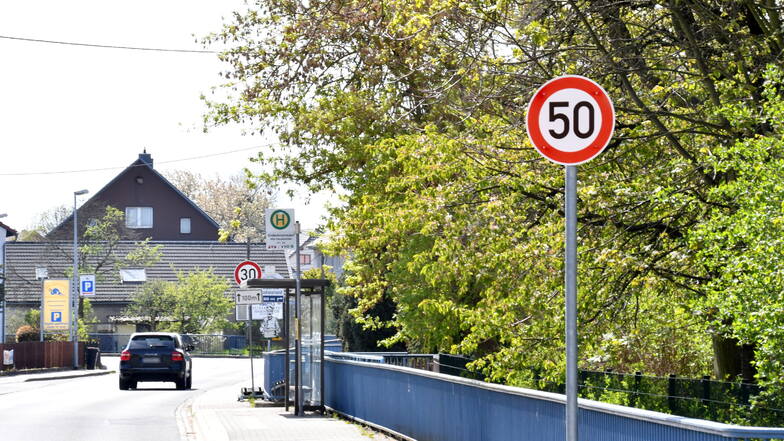 Ob über dieses 50er-Schild besser "ein Sack gehängt" werden sollte? Einwohner aus Großerkmannsdorf und Radeberger Stadträte zweifeln an dessen Sinnhaftigkeit.