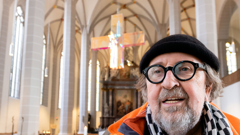 Das Lichtkreuz im Petridom wurde nach dem Gottesdienst am Pfingstsonntag abgenommen. Doch Künstler Ludger Hinse nimmt es nicht mit nach Hause. Es bleibt in Bautzen. Carmen Schumann