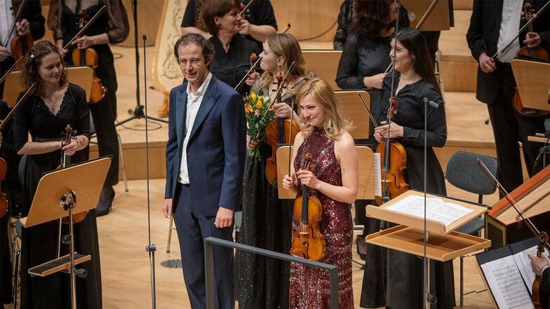 Sichtlich bewegt von der Stimmung im Dresdner Kulturpalast waren auch Dirigent Luigi Gaggero und Solo-Violinistin Diana Tishchenko.
