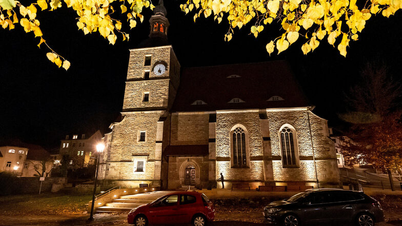 Seit einigen Tagen wird die Glashütter Sankt-Wolfgang-Kirche angestrahlt.