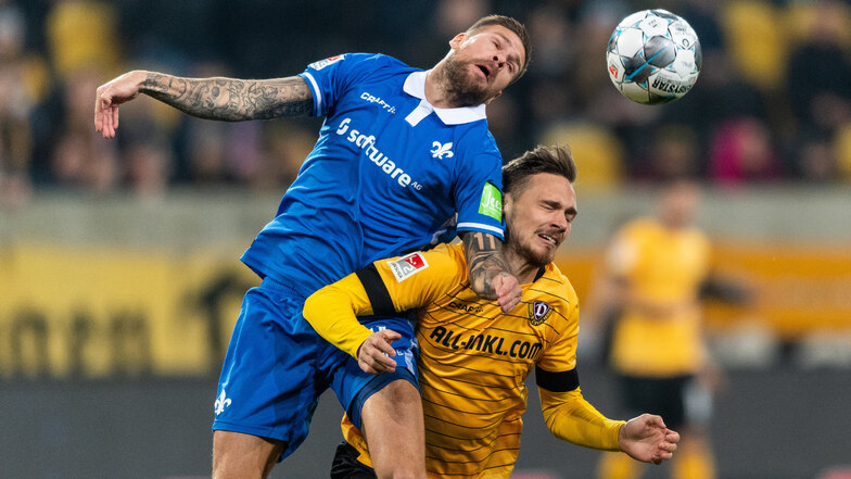 Darmstadts Tobias Kempe (l) springt beim Kopfball höher als Dynamos Linus Wahlqvist. 