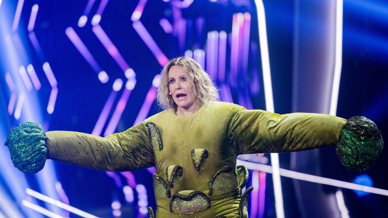 Katja Burkard in der Prosieben-Show "The Masked Singer" auf der Bühne.