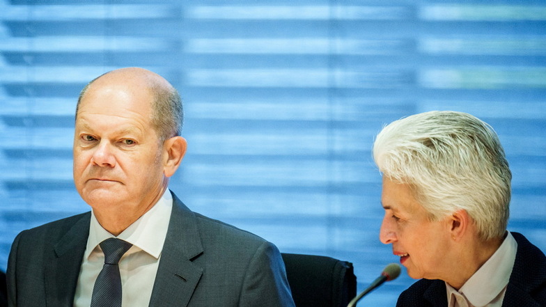 Olaf Scholz (SPD) zu Beginn einer Sondersitzung des Verteidigungsausschusses neben der Ausschussvorsitzenden Marie-Agnes Strack-Zimmermann (FDP)