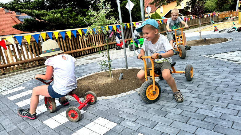 Hier werden die ersten Runden im neuen Verkehrsgarten gedreht.