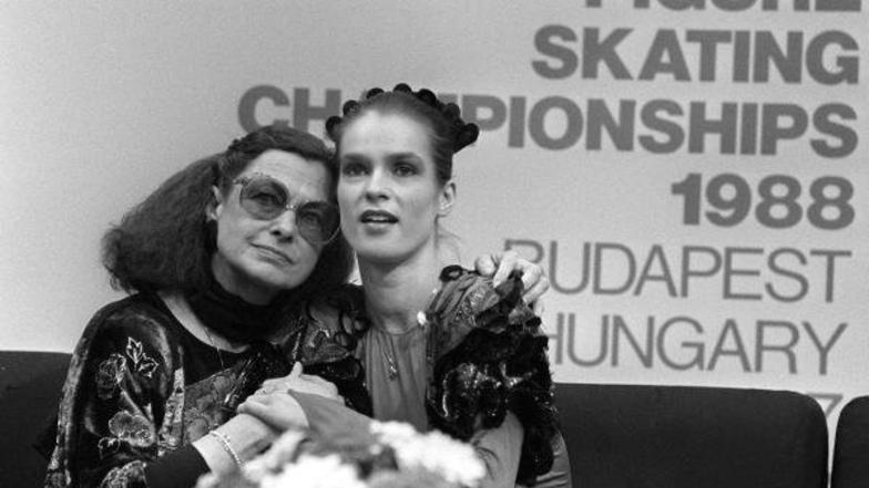 Hart, aber herzlich. So kannte man sie. Schon 1988 war das so, als Müller und Katarina Witt auf die Wertung der Jury nach der Kür bei der Eiskunstlaufweltmeisterschaft in Budapest warteten.