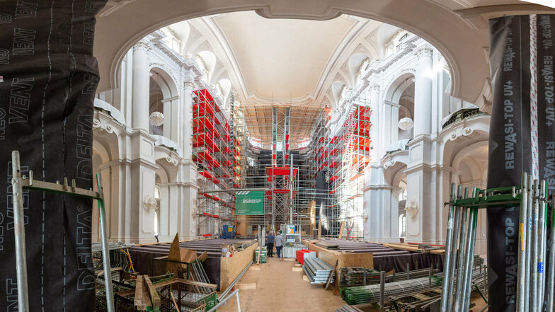 Die Hälfte des Gerüstes in der Hofkirche steht. Bis Ende August soll alles aufgebaut sein.