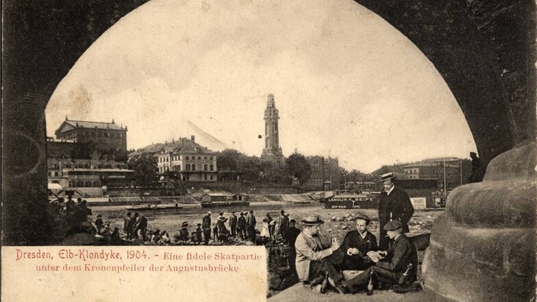 Niedrigwasser Elbe Sommer 1904 Dresden, Skatpartie unter der Augustusbrücke. Postkarte 1904
