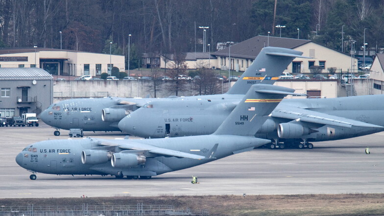 Flugzeuge stehen auf der US-Airbase in Ramstein.