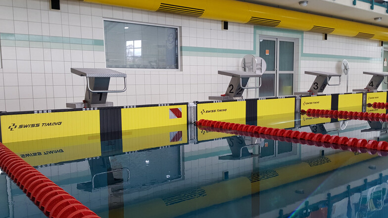 Fertig für den Wettkampf: Diese Anschlagmatten sind Teil der neuen Zeitmessanlage für die Schwimmsportler im Riesaer Hallenbad.