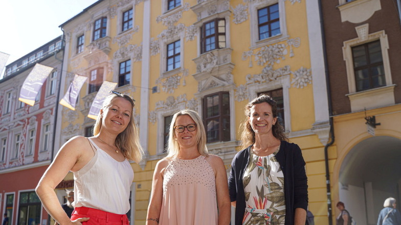 Annette Lischen , Marlen Jähne und Silvia Borisch (v.l.) haben das Haus Nr. 12 auf der Reichenstraße in Bautzen gekauft. Hier soll bald eine Ferienwohnung entstehen und perspektivisch eine Familie einziehen.