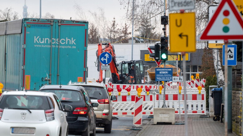 Geduld im Schilder- und Bauzaunwald: An der Reichskronen-Kreuzung gibt es immer wieder Wartezeiten - mit Auswirkungen auf weitere Straßen.