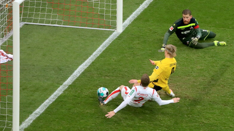 Dortmunds Erling Haaland (M) erzielt den Treffer zum 2:2 gegen Köln