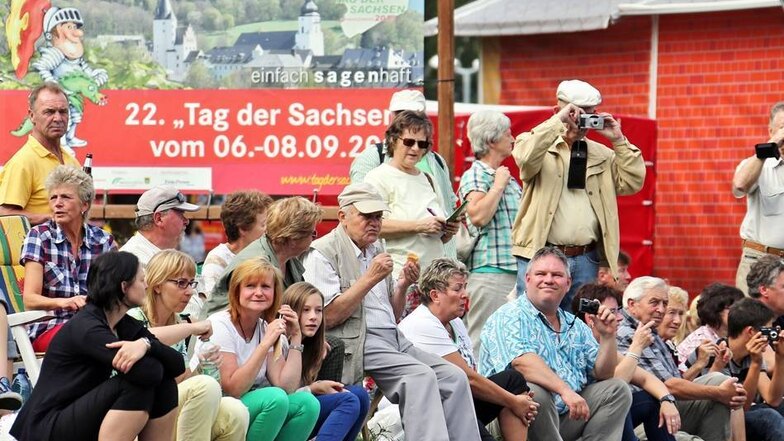 Besucher verfolgen den Festumzug in Schwarzenberg.