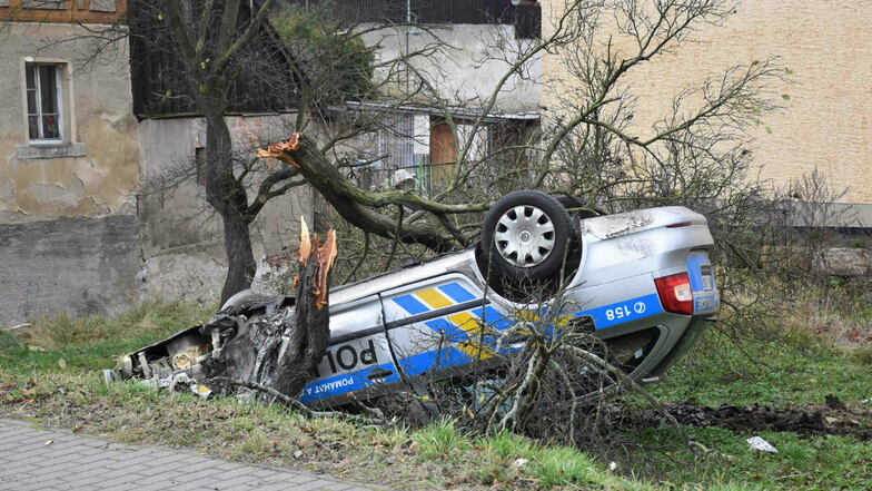 Die Besatzung des Streifenwagens der tschechischen Polizei baute bei einer Verfolgungsjagd einen Unfall, als sie einem anderen Auto auswich.
