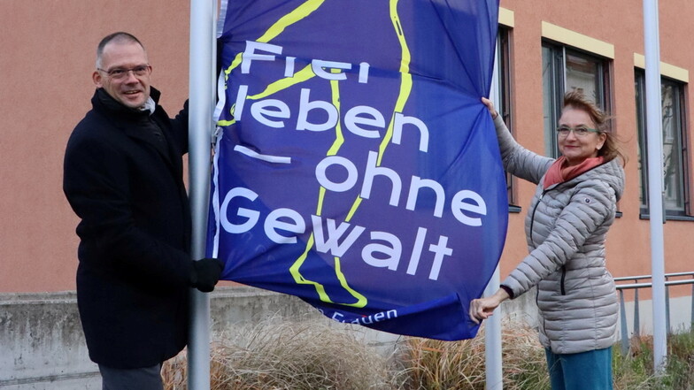Landratsamt Ralf Hänsel und Gleichstellungsbeauftragte Gabriele Fänder setzen mit dem Hissen der Flagge "Frei Leben – ohne Gewalt" ein Zeichen.