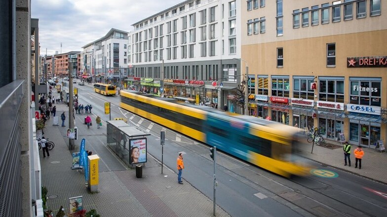 Noch teilen sich Autos, Bahnen und Fußgänger die Kesselsdorfer Straße. Die Stelle soll sich in den kommenden zwei Jahren verändern.