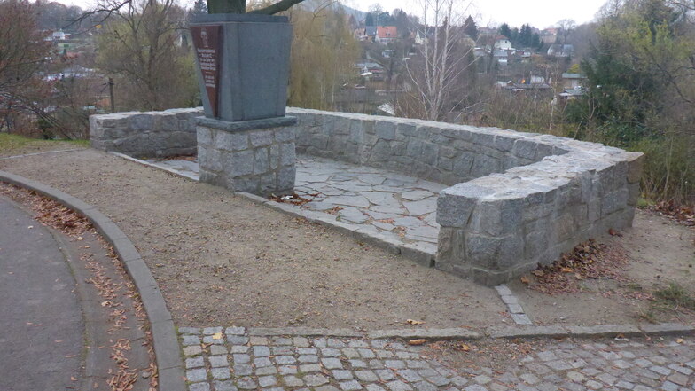Das Mahnmal erinnert an das Außenlager des KZs Groß-Rosen im Biesnitzer Grund, das von August 1944 bis zum Kriegsende existierte.