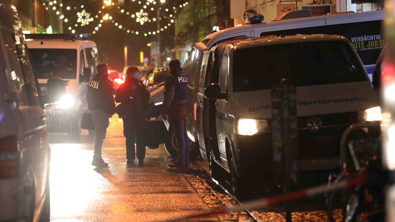In der Dresdner Neustadt fand am Donnerstagabend ein Großeinsatz der Polizei statt.