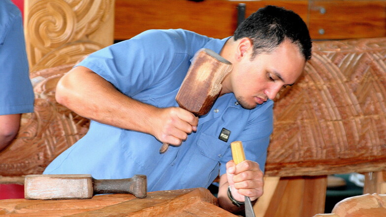 Im Arts & Craft Centre werden junge Maori in der traditionellen Holzschnitzkunst unterwiesen.
