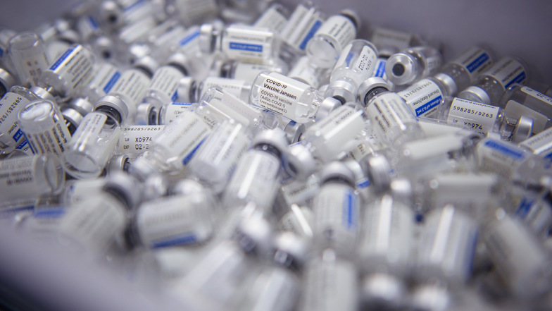 Leere Impfampullen in einem Abfallbehälter: Durch die Biontech-Rationierung könnten vermehrt halbvolle Ampullen im Müll landen.