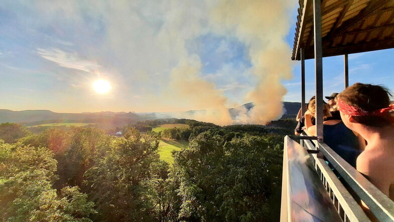 Ausflügler beobachten den Waldbrand am Prebischtor vom Aussichtsturm in Johnsdorf (Janov). Die Rauchschwaden zogen in der Nacht zu Montag über 50 Kilometer bis nach Dresden und Radebeul.