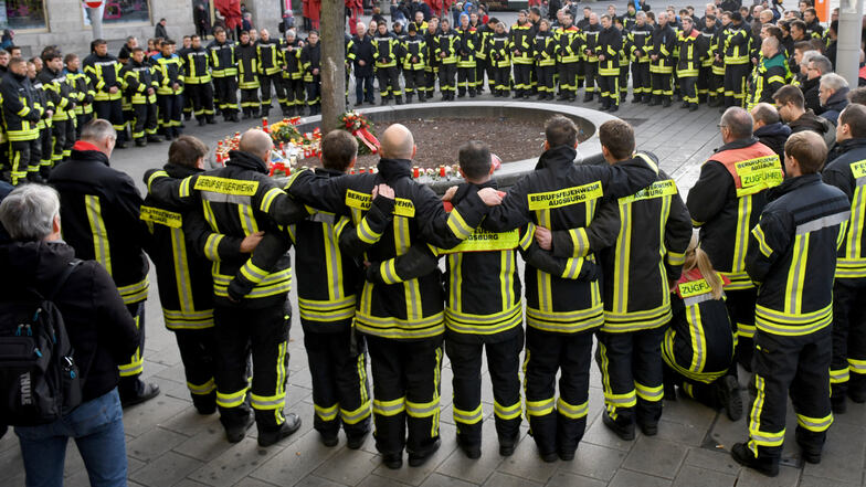 Am Königsplatz trauern Feuerwehrleute um ihren getöteten Kameraden.
