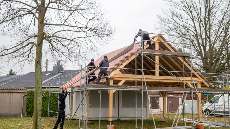 Die Firma Dachbau Funke arbeitet an der Überdachung für den Container des Dorfclubs Ödernitz.