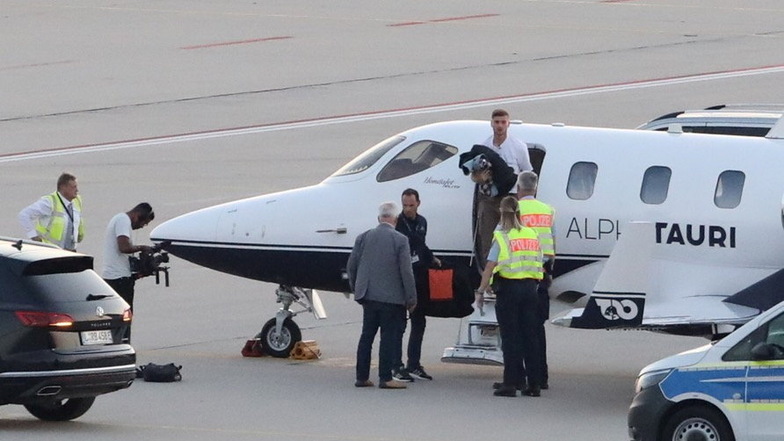 Der Fußballer Timo Werner (M) steigt auf dem Vorfeld des Flughafens Leipzig-Halle aus einen Flugzeug.