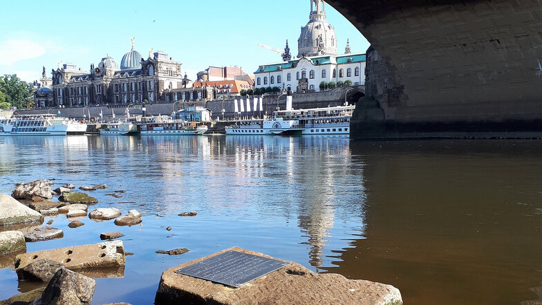 Dieser Stein an der Augustusbrücke soll späteren Generationen zeigen, wie niedrig das Wasser im Juli 2019 gestanden hat.