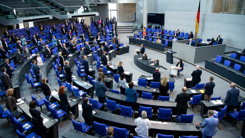 Die Bundestagsabgeordneten stimmten am Donnerstag durch Aufstehen in der Plenarsitzung im Deutschen Bundestag über verschiedene Gesetze ab.
