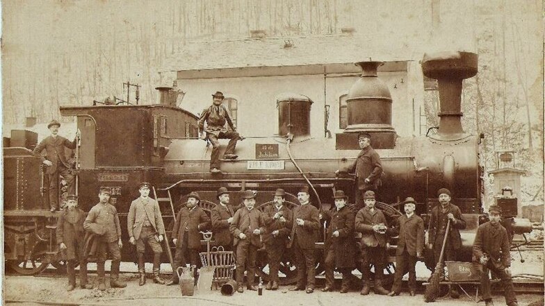 25 Jahre nach dem Bau, zum Jubiläum 1887, wurde mit einem nachträglich gestellten Foto, auf dem die Dampflok „Edle Krone“ zu sehen ist, an die Eröffnung der Tharandter Rampe erinnert.
